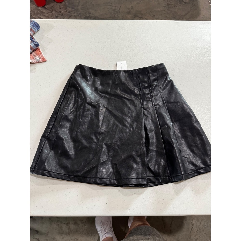 D.ARK Womens Black Faux Leather Pleated Mini Skirt Side Zip Size Medium NWT